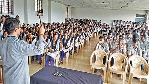 ಮೊಬೈಲ್ ಪುಡಿ ಮಾಡಿದ ಪ್ರಿನ್ಸಿಪಾಲ್