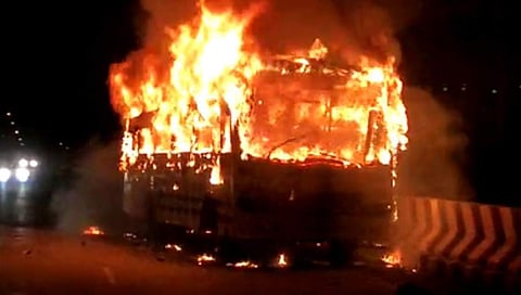 ತುಮಕೂರು: ಖಾಸಗಿ ಬಸ್ಸೊಂದು ನಡುರಸ್ತೆಯಲ್ಲೇ ಹೊತ್ತಿ ಉರಿದ ಪರಿಣಾಮ ಆರು ಮಂದಿಗೆ ಗಾಯಗಳಾಗಿದ್ದು ಇಬ್ಬರ ಸ್ಥಿತಿ ಗಂಭೀರವಾಗಿರುವ ಘಟನೆ ತುಮಕೂರು ಸಮೀಪ ನಡೆದಿದೆ.  ರಾಷ್ಟ್ರೀಯ ಹೆದ್ದಾರಿ 5ರ ಊರುಕೆರೆ ಸಮೀಪ ಬಸ್ ಚಲಿಸುತ್ತಿದ್ದ ವೇಳೆಯೇ ಬೆಂಕಿ ಹೊತ್ತಿ ಭಸ್ಮವಾಗಿದೆ. ಶುಕ್ರವಾರ ಮುಂಜಾನೆ 3.30ರ ಸುಮಾರು ಘಟನೆ ನ