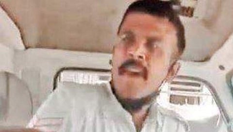 ಒನ್'ವೇನಲ್ಲಿ ಆಟೋ: ಚಾಲಕನ ಮೇಲೆ ಪೊಲೀಸ್ ಹಲ್ಲೆ, ವಿಡಿಯೋ ವೈರಲ್