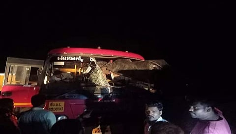 ಕಡೂರು: ನಿಂತಿದ್ದ ಲಾರಿಗೆ ಕೆಎಸ್​ಆರ್​ಟಿಸಿ ಬಸ್​ ಡಿಕ್ಕಿ​; ಸ್ಥಳದಲ್ಲೇ ಇಬ್ಬರ ಸಾವು
