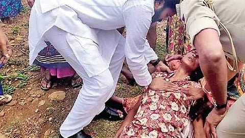 ಸಾವು ಬದುಕಿನ ನಡುವೆ ಹೋರಾಟ: ರಸ್ತೆಯಲ್ಲಿ ಬಿದ್ದಿದ್ದ ಮಹಿಳೆ ಜೀವ ರಕ್ಷಿಸಿದ ಸಚಿವ ಶ್ರೀರಾಮುಲು