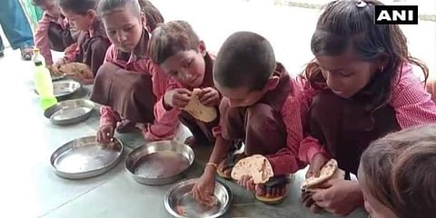 ರೊಟ್ಟಿ ಜೊತೆ ಉಪ್ಪು ತಿನ್ನುತ್ತಿರುವ ಮಕ್ಕಳು