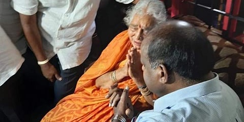 ಡಿ ಕೆ ಶಿವಕುಮಾರ್ ತಾಯಿ ಜತೆ ಕುಮಾರಸ್ವಾಮಿ