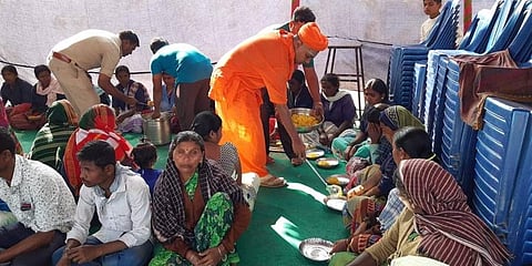 ಉಪಹಾರ ಬಡಿಸುತ್ತಿರುವ ಶ್ರೀಗಳು
