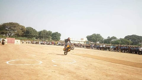 ಯುವಕರ ಬೈಕ್ ಸ್ಟಂಟ್