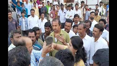 ಸಾರ್ವಜನಿಕರು ನಿವೃತ್ತ ಪ್ರಾಚಾರ್ಯರನ್ನು ಚಪ್ಪಲಿಯಲ್ಲಿ ಹೊಡೆಯುತ್ತಿರುವುದು