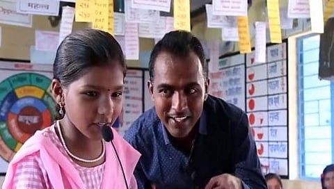 ಶಾಲೆಯಲ್ಲಿ ಮಕ್ಕಳೊಂದಿಗೆ ಶಿಕ್ಷಕ ರಂಜಿತ್ ಸಿನ್ಹ್