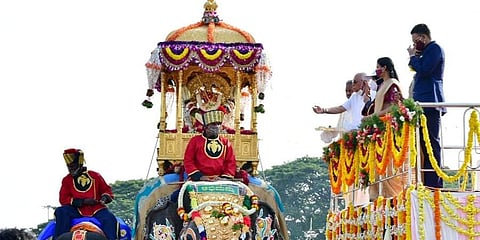 ಚಾಮುಂಡೇಶ್ವರಿಗೆ ಸಿಎಂ ಯಡಿಯೂರಪ್ಪ ಪುಷ್ಪಾರ್ಚನೆ