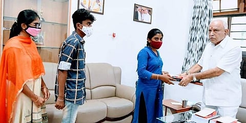 ವಿದ್ಯಾರ್ಥಿಗಳಿಗೆ ಪುಸ್ತಕ ನೀಡುತ್ತಿರುವ ಸಿಎಂ ಯಡಿಯೂರಪ್ಪ