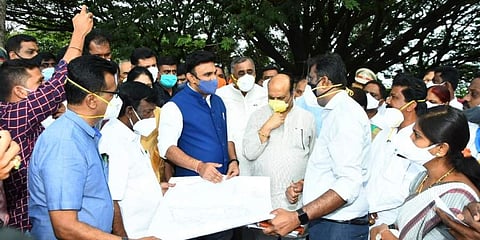 ವೈದ್ಯಕೀಯ ಕಾಲೇಜು ನಿರ್ಮಾಣಕ್ಕೆ ಸ್ಥಳ ಪರಿಶೀಲನೆ ನಡೆಸುತ್ತಿರುವ ಸಚಿವ ಸುಧಾಕರ್