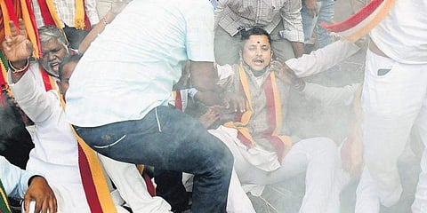 ಮುಖ್ಯಮಂತ್ರಿಗಳ ನಿರ್ಧಾರದ ವಿರುದ್ಧ ಕನ್ನಡ ಪರ ಸಂಘಟನೆಗಳು ನಿನ್ನೆ ಪ್ರತಿಭಟನೆ ನಡೆಸಿದರು.