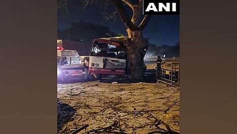 ಮರಕ್ಕೆ ಡಿಕ್ಕಿ ಹೊಡೆದಿರುವ ಬಸ್