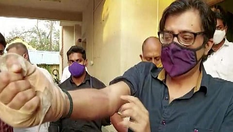 ಮುಂಬೈಯ ಅಲಿಬೌಗ್ ಕೋರ್ಟ್ ನಲ್ಲಿ ತಮ್ಮ ತೋಳಿಗೆ ಆದ ಗಾಯವನ್ನು ತೋರಿಸುತ್ತಿರುವ ಅರ್ನಬ್ ಗೋಸ್ವಾಮಿ