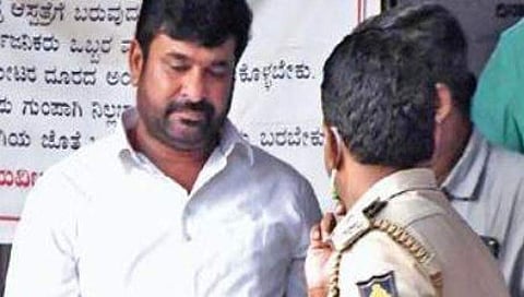 ನಿನ್ನೆ ಧಾರವಾಡದಲ್ಲಿ ಸಿಬಿಐ ಅಧಿಕಾರಿಗಳ ಮುಂದೆ ಕಾಂಗ್ರೆಸ್ ನಾಯಕ ವಿನಯ್ ಕುಲಕರ್ಣಿ