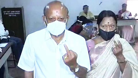 ಟಿ. ಬಿ. ಜಯಚಂದ್ರ ಹಾಗೂ ಅವರ ಪತ್ನಿಯ ಚಿತ್ರ