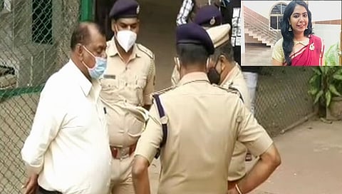 ಘಟನಾ ಸ್ಥಳದಲ್ಲಿ ಪೊಲೀಸರೊಂದಿಗೆ ಮಾತನಾಡುತ್ತಿರುವ ಡಿವೈಎಸ್ಪಿ ಲಕ್ಷ್ಮೀಯವರ ತಂದೆ