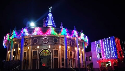 ಹುಬ್ಬಳ್ಳಿಯ ಕೇಶ್ವಾಪುರ್ ಸೈಂಟ್ ಜೋಸೆಫ್ ಚರ್ಚ್ ಕಳೆದ ರಾತ್ರಿ ಕಂಡುಬಂದಿದ್ದು ಹೀಗೆ