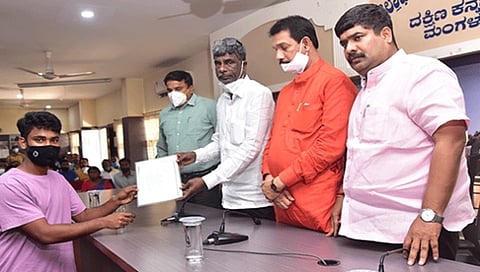 ಮಂಗಳೂರು ದೋಣಿ ದುರಂತ: ಮೃತರ ಕುಟುಂಬಗಳಿಗೆ 6 ಲಕ್ಷ ರೂ. ಪರಿಹಾರ ಮಂಜೂರಾತಿ ಪತ್ರ ವಿತರಣೆ