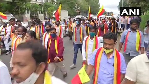 ಪ್ರತಿಭಟನೆಯಲ್ಲಿ ಪಾಲ್ಗೊಂಡಿರುವ ಕನ್ನಡ ಪರ ಸಂಘಟನೆಗಳ ಹೋರಾಟಗಾರರು