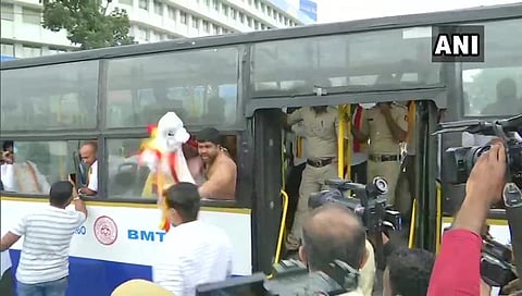 ಕನ್ನಡಪರ ಸಂಘಟನೆಗಳ ಕಾರ್ಯಕರ್ತರನ್ನು ವಶಕ್ಕೆ ಪಡೆದ ಪೊಲೀಸರು