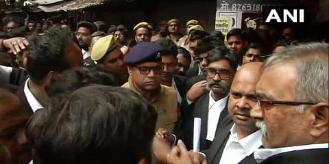ಸ್ಫೋಟ ಬಳಿಕ ಸ್ಥಳಕ್ಕೆ ಧಾವಿಸಿರುವ ನೂರಾರು ವಕೀಲರು