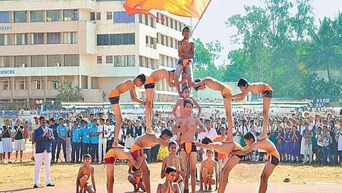 ಬೆಳಗಾವಿಯ ಶಾಲಾ ಮಕ್ಕಳು ಮಲ್ಲಕಂಬ ಕ್ರೀಡೆಯನ್ನು ಪ್ರದರ್ಶಿಸಿದರು