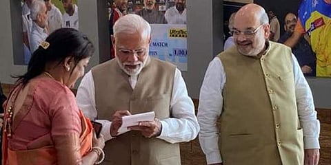 ಆಟೋಗ್ರಾಫ್ ಪಡೆಯುತ್ತಿರುವ ಅಮಿತ್ ಶಾ ಪತ್ನಿ