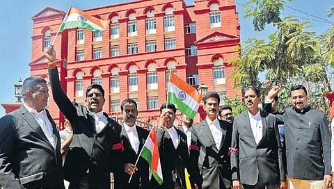 ದೇಶದ್ರೋಹಿ ಕಾಶ್ಮೀರಿ ವಿದ್ಯಾರ್ಥಿಗಳ ಪರ ವಾದ ಮಾಡಬೇಡಿ: ವಕೀಲರು, ಸಾರ್ವಜನಿಕರಿಂದ ಘೇರಾವ್, ಪ್ರತಿಭಟನೆ 
