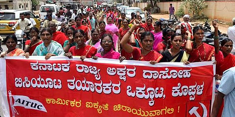 ಬಿಸಿಯೂಟ ಕಾರ್ಯಕರ್ತರ ಧರಣಿ