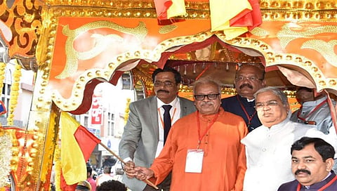 ಕಲಬುರಗಿಯಲ್ಲಿ ಕನ್ನಡ ಸಾಹಿತ್ಯ ಸಮ್ಮೇಳನ: ಸಮ್ಮೇಳನಾಧ್ಯಕ್ಷರ ಮೆರವಣಿಗೆಗೆ ವೈಭವದ ಚಾಲನೆ