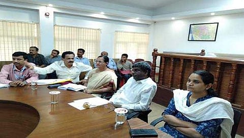ಜಿಲ್ಲಾಧಿಕಾರಿ ಕಚೇರಿ ಸಭಾಂಗಣದಲ್ಲಿ ನಡೆದ ತುರ್ತು ಸಭೆ