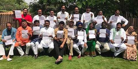 ರಾಜೀನಾಮೆ ಪತ್ರ ಪ್ರದರ್ಶಿಸುತ್ತಿರುವ ಕಾಂಗ್ರೆಸ್ ಶಾಸಕರು