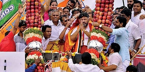 ಕಾರ್ಯಕರ್ತರೊಂದಿಗೆ ಡಿಕೆ ಶಿವಕುಮಾರ್