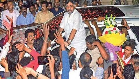 ತೀವ್ರ ಸಂಕಷ್ಟದಲ್ಲಿರುವ ಕಾಂಗ್ರೆಸ್: 'ಟ್ರಬಲ್ ಶೂಟರ್' ಡಿ ಕೆ ಶಿವಕುಮಾರ್ ಮೇಲೆ ಅಪಾರ ನಿರೀಕ್ಷೆ