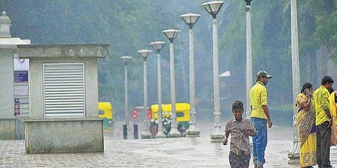 ಬಿರು ಬಿಸಿಲಿನಿಂದ ಬಳಲುತ್ತಿದ್ದ ನಗರದಲ್ಲಿ ತಂಪೆರೆದ ಮಳೆ
