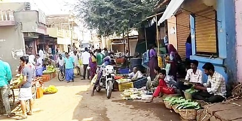 ಬಾಗಲಕೋಟೆಯಲ್ಲಿ ಜನರಿಂದ ತುಂಬಿರುವ ಮಾರುಕಟ್ಟೆ