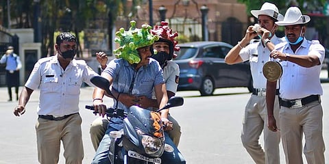 ಕೊರೋನಾ ವೈರಸ್ ಹೆಲ್ಮೆಟ್ ಧರಿಸಿ ಜಾಗೃತಿ ಮೂಡಿಸುತ್ತಿರುವುದು