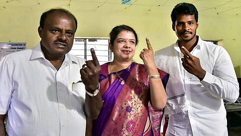 ಪತ್ನಿ ಮತ್ತು ಮಗನ ಜೊತೆ ಕುಮಾರಸ್ವಾಮಿ