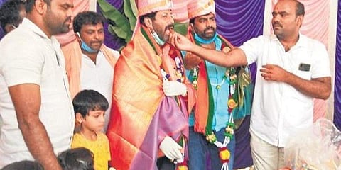 ಸಾಮಾಜಿಕ ಅಂತರ ಎಂದರೇನು? ಲಾಕ್'ಡೌನ್ ಪಕ್ಕಕ್ಕಿಟ್ಟು ಭರ್ಜರಿ ಬರ್ತ್'ಡೇ ಆಚರಿಸಿಕೊಂಡ ಶಾಸಕ!