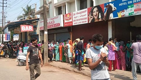 ಮಂಗಳೂರು: ಕೂಲಿ ಕಾರ್ಮಿಕರಿಗೆ 2000 ರೂ. ಸಿಕ್ಕುವ ವದಂತಿ-ಸಾಮಾಜಿಕ ಅಂತರ ಮರೆತು ಗುಂಪು ಸೇರಿದ ನೂರಾರು ಮಂದಿ