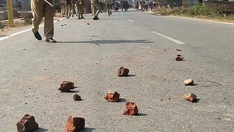 ಕಚೇರಿ ಮುಂಭಾಗದಲ್ಲಿನ ಕಲ್ಲುಗಳ ಚಿತ್ರ