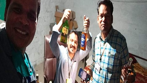 ಮದ್ಯದ ಬಾಟಲಿಯೊಂದಿಗೆ ಫೋಟೋಗೆ ಪೋಸ್: ಮಧ್ಯಪ್ರದೇಶದ ಮೂವರು ಅಧಿಕಾರಿಗಳು ಅಮಾನತು