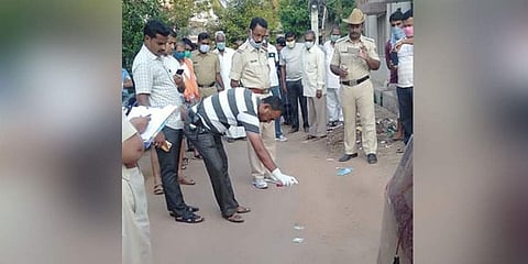 ರಸ್ತೆ ಮೇಲೆ ಎಸೆದಿರುವ ನೋಟುಗಳು