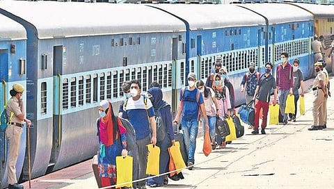 ಜಮ್ಮು-ಕಾಶ್ಮೀರಕ್ಕೆ ತೆರಳುತ್ತಿರುವ ವಿದ್ಯಾರ್ಥಿಗಳು