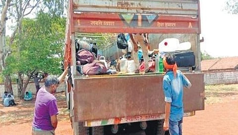ಕಾರ್ಮಿಕರು ತುಂಬಿದ್ದ ಲಾರಿ