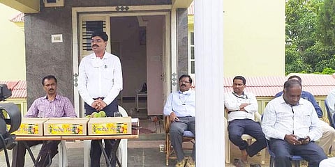 ಮ್ಯಾಂಗೂ ಪಿಕ್ಕಿಂಗ್ ಕಾರ್ಯಕ್ರಮದಲ್ಲಿ ಜಿಲ್ಲಾಧಿಕಾರಿ ಡಾ.ಎಂ.ವಿ.ವೆಂಕಟೇಶ್
