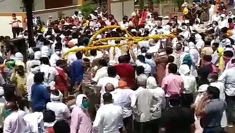 ಅಂತ್ಯ ಸಂಸ್ಕಾರದಲ್ಲಿ ಪಾಲ್ಗೊಂಡಿದ್ದ ಜನ