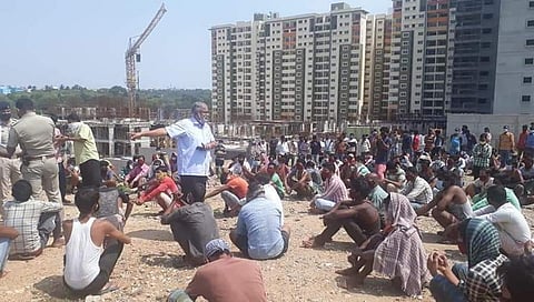 ಕಾರ್ಮಿಕರೊಂದಿಗೆ ಸಚಿವ ಸುರೇಶ್ ಕುಮಾರ್ ಸಂವಾದದ ಚಿತ್ರ
