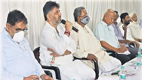 ಬೆಂಗಳೂರಿನಲ್ಲಿ ನಿನ್ನೆ ನಡೆದ ಕಾಂಗ್ರೆಸ್ ಶಾಸಕಾಂಗ ಪಕ್ಷ ಸಭೆಯಲ್ಲಿ ಕಾಂಗ್ರೆಸ್ ನಾಯಕರು