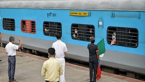ಅಂತರ ಜಿಲ್ಲಾ ವಿಶೇಷ ರೈಲಿಗೆ ಹಸಿರು ನಿಶಾನೆ